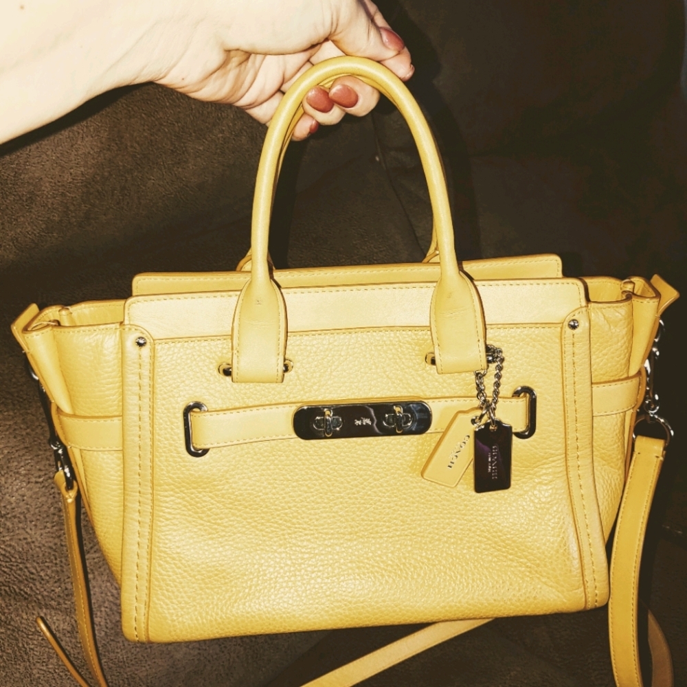 COACH Handbag Lemon Color 🍋 Love it 🍋